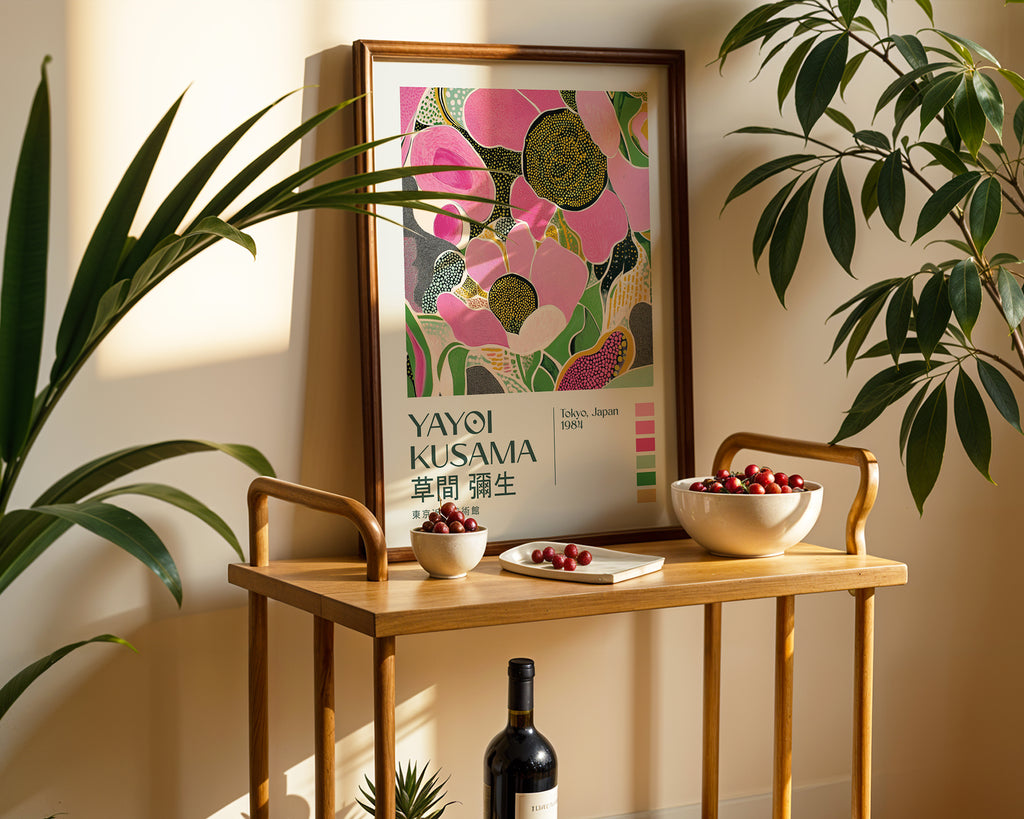 Yayoi Kusama Pink Bloom poster visualiserad på vägg – från Bozetto i hög kvalitet