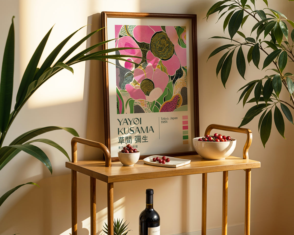 Yayoi Kusama Pink Bloom poster visualiserad på vägg – från Bozetto i hög kvalitet