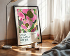 Väggmockup med Yayoi Kusama Pink Bloom – köp enkelt hos Bozetto affisch i hög kvalitet