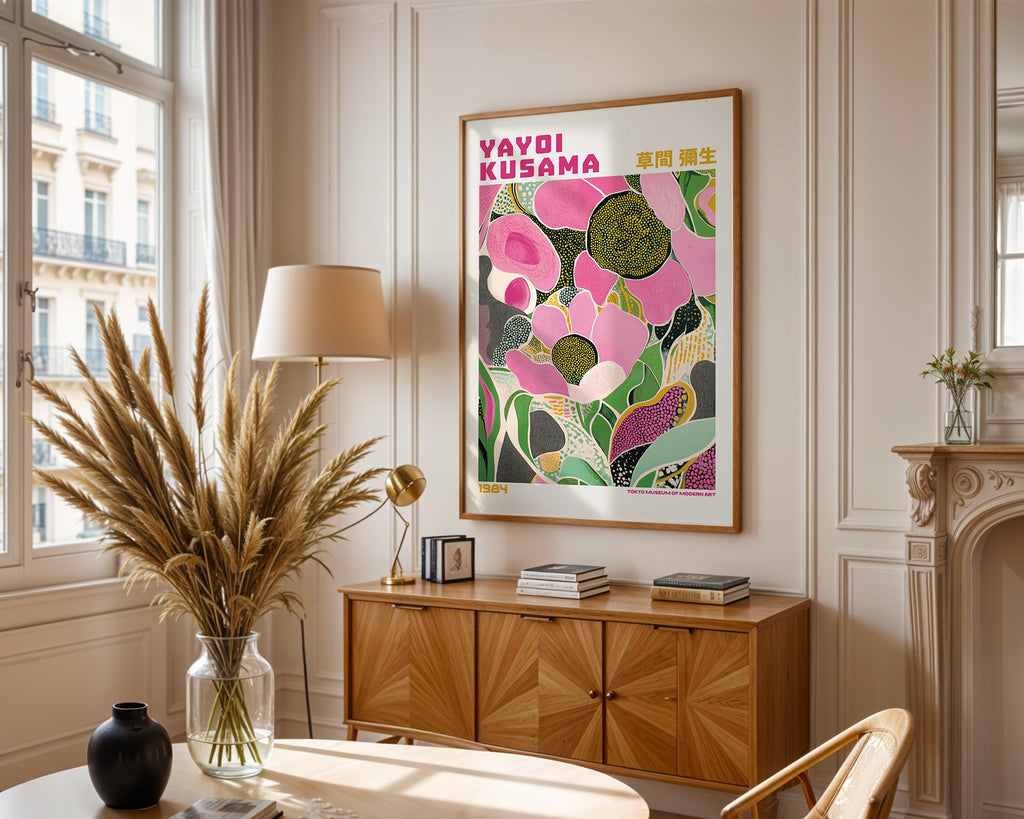 Väggmockup med Yayoi Kusama Pink Garden – köp enkelt hos Bozetto affisch i hög kvalitet