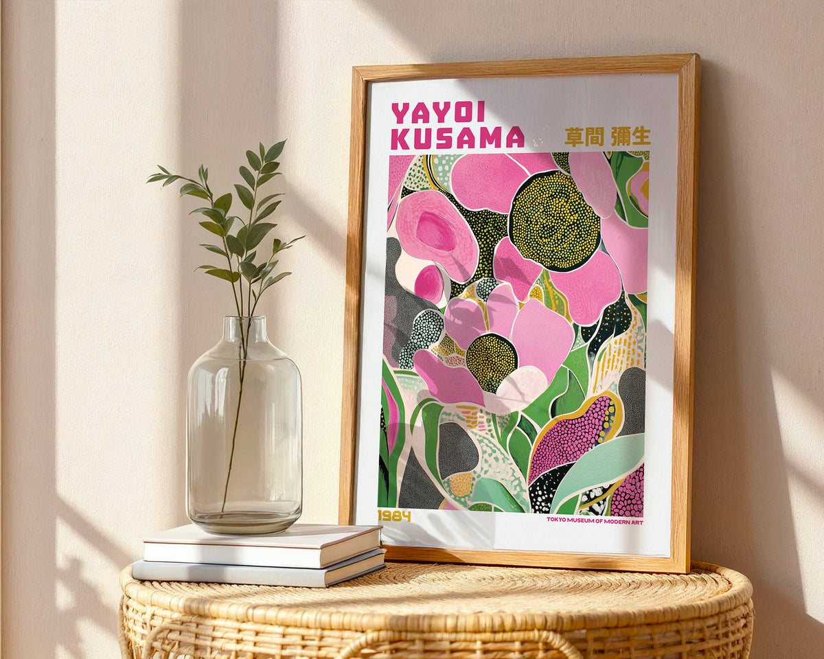 Väggmockup av Yayoi Kusama Pink Garden affisch på ljus vägg – Bozetto konsttryck