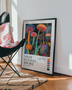 Yayoi Kusama Psychedelic poster visualiserad på vägg – från Bozetto i hög kvalitet