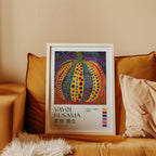 Yayoi Kusama Pumpkin Dots poster visualiserad på vägg – från Bozetto i hög kvalitet