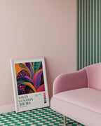 Yayoi Kusama Radiant Bloom poster visualiserad på vägg – från Bozetto i hög kvalitet