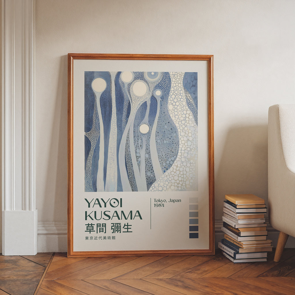 Yayoi Kusama Silent Blue – stilfullt konsttryck från Bozetto, tryckt på matt finpapper
