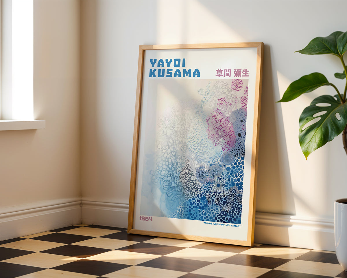 Yayoi Kusama Soft Blue poster visualiserad på vägg – från Bozetto i hög kvalitet