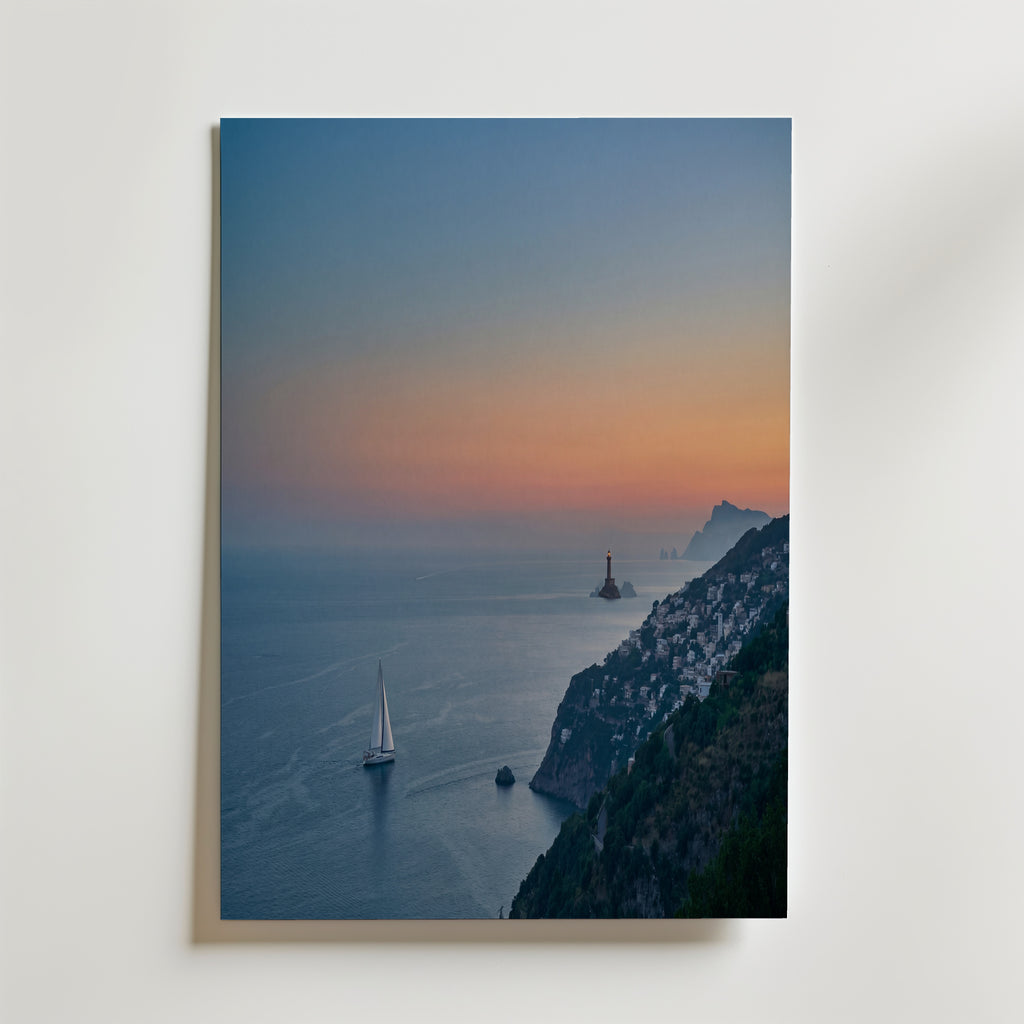 Amalfi Dusk Poster – kustfotografi i skymning med segelbåt och fyr, tryckt i Sverige