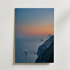 Amalfi Dusk Poster – kustfotografi i skymning med segelbåt och fyr, tryckt i Sverige