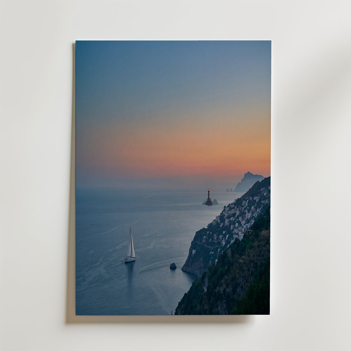 Amalfi Dusk Poster – kustfotografi i skymning med segelbåt och fyr, tryckt i Sverige