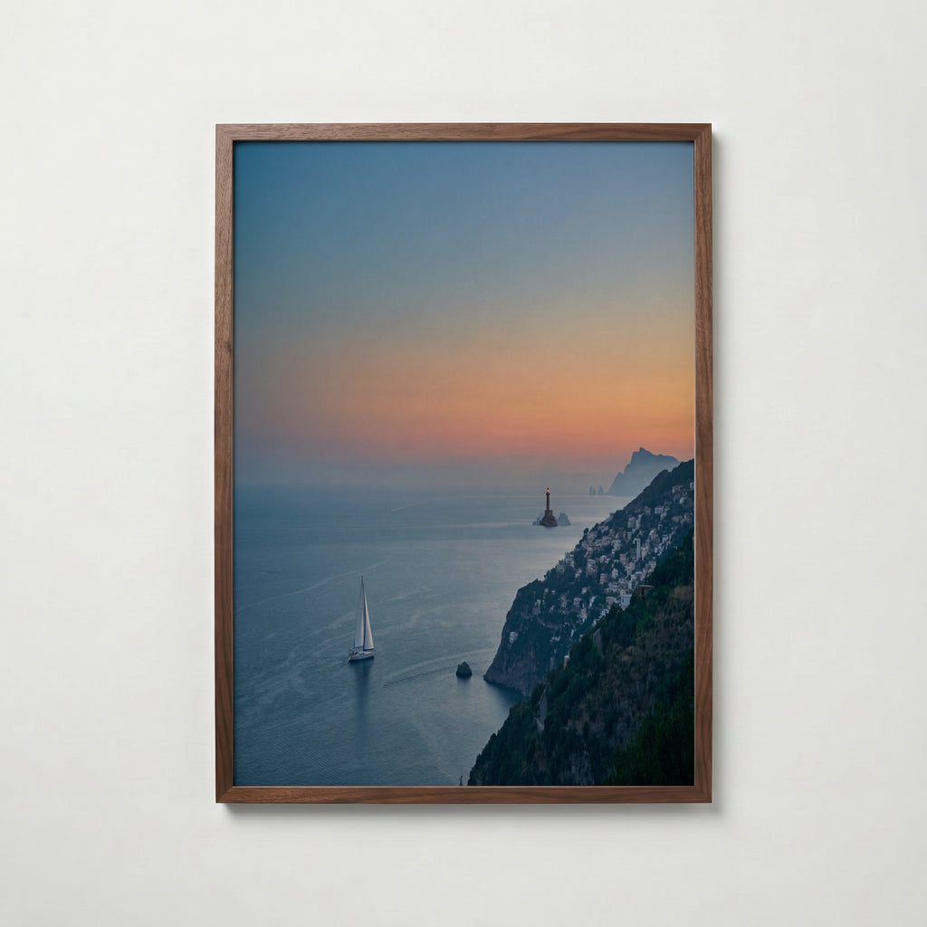 Amalfi Dusk Poster – kustmotiv i valnötsram, fri frakt över 499 kr