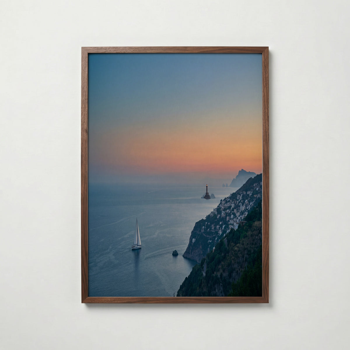 Amalfi Dusk Poster – kustmotiv i valnötsram, fri frakt över 499 kr