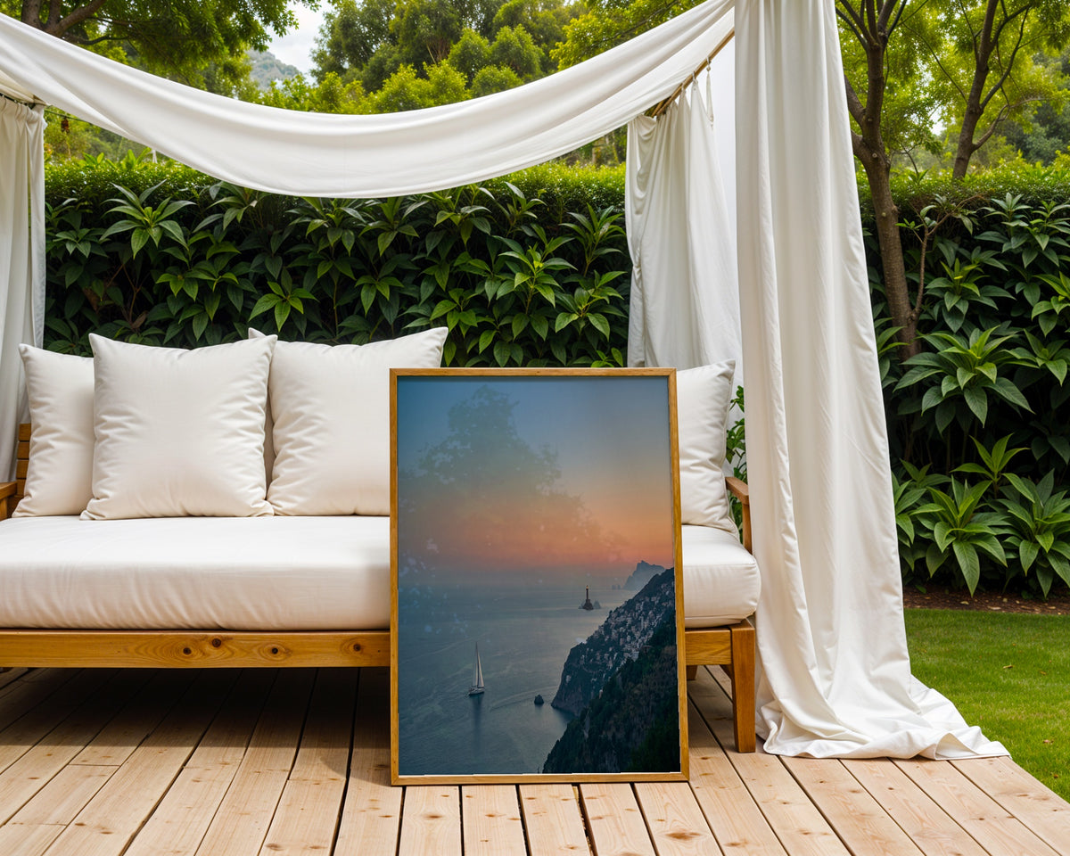 Amalfi Dusk Poster – dimmig medelhavskust på vägg i stilren miljö, fri frakt över 499 kr