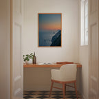 Amalfi Dusk Poster – kustmotiv i skymning ovanför möbel, tryckt i Sverige