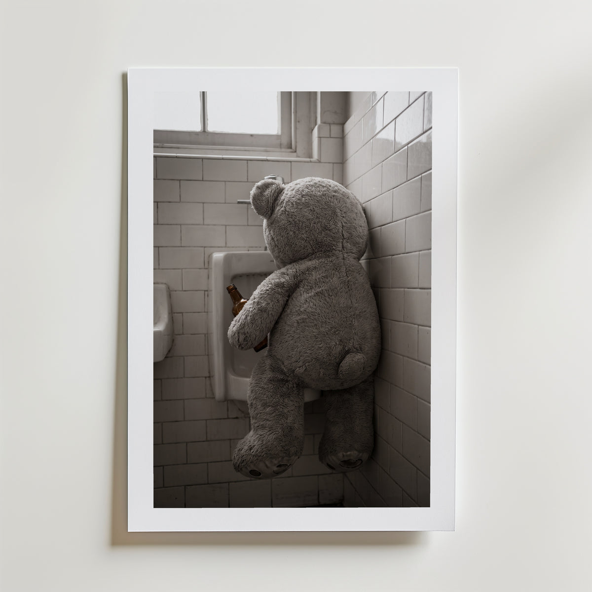 Bathroom Teddy Poster – med passepartout