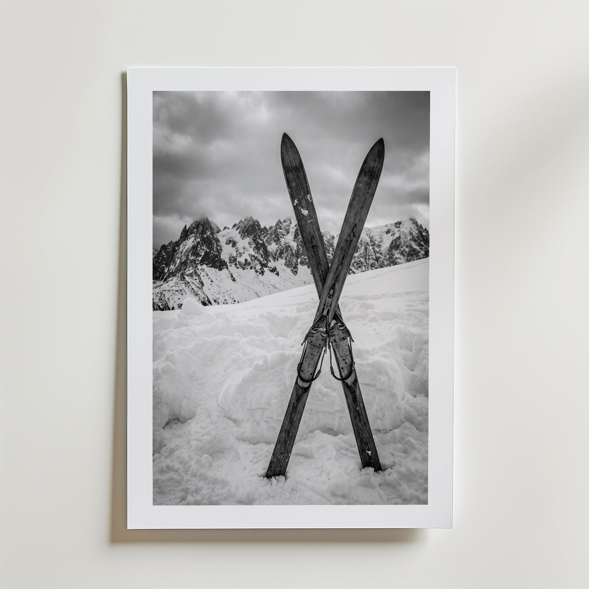 Crossed Skis Poster – med passepartout