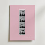 Personlig fotoremsa-poster med fyra svartvita foton på rosa bakgrund