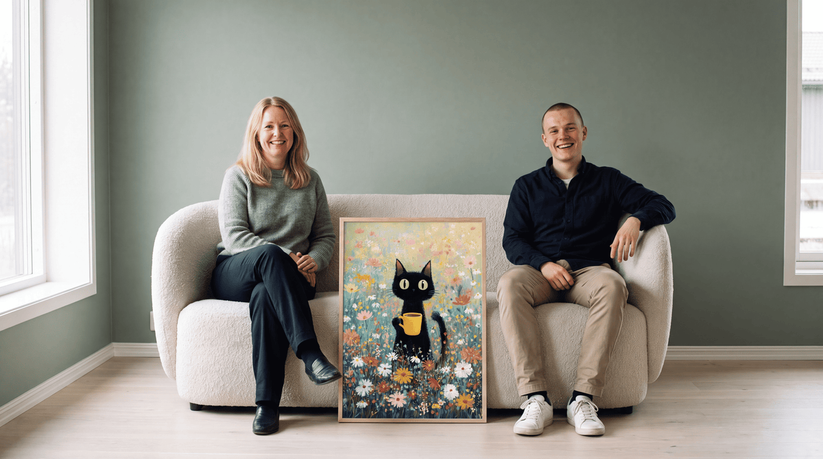 Frida och Jonas, Bozettos konstexperter, sitter i en soffa bredvid en inramad poster