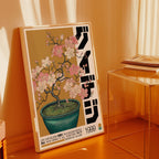 Plum Blossom Poster på vägg i ljust vardagsrum, väggkonst från Bozetto