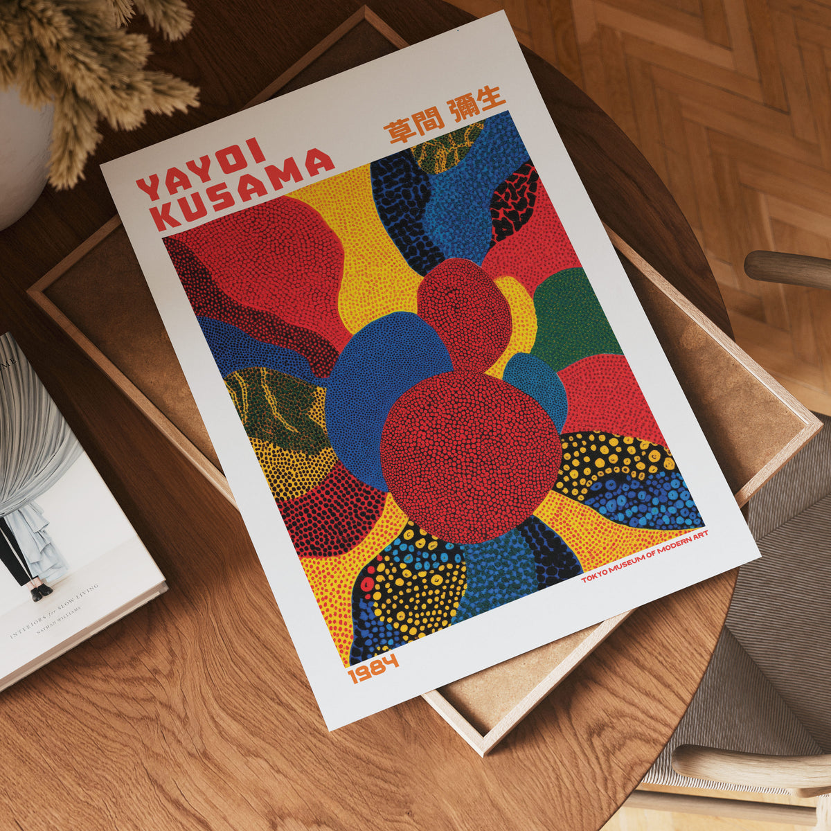 Yayoi Kusama Radiant Petals poster visualiserad på vägg – från Bozetto i hög kvalitet