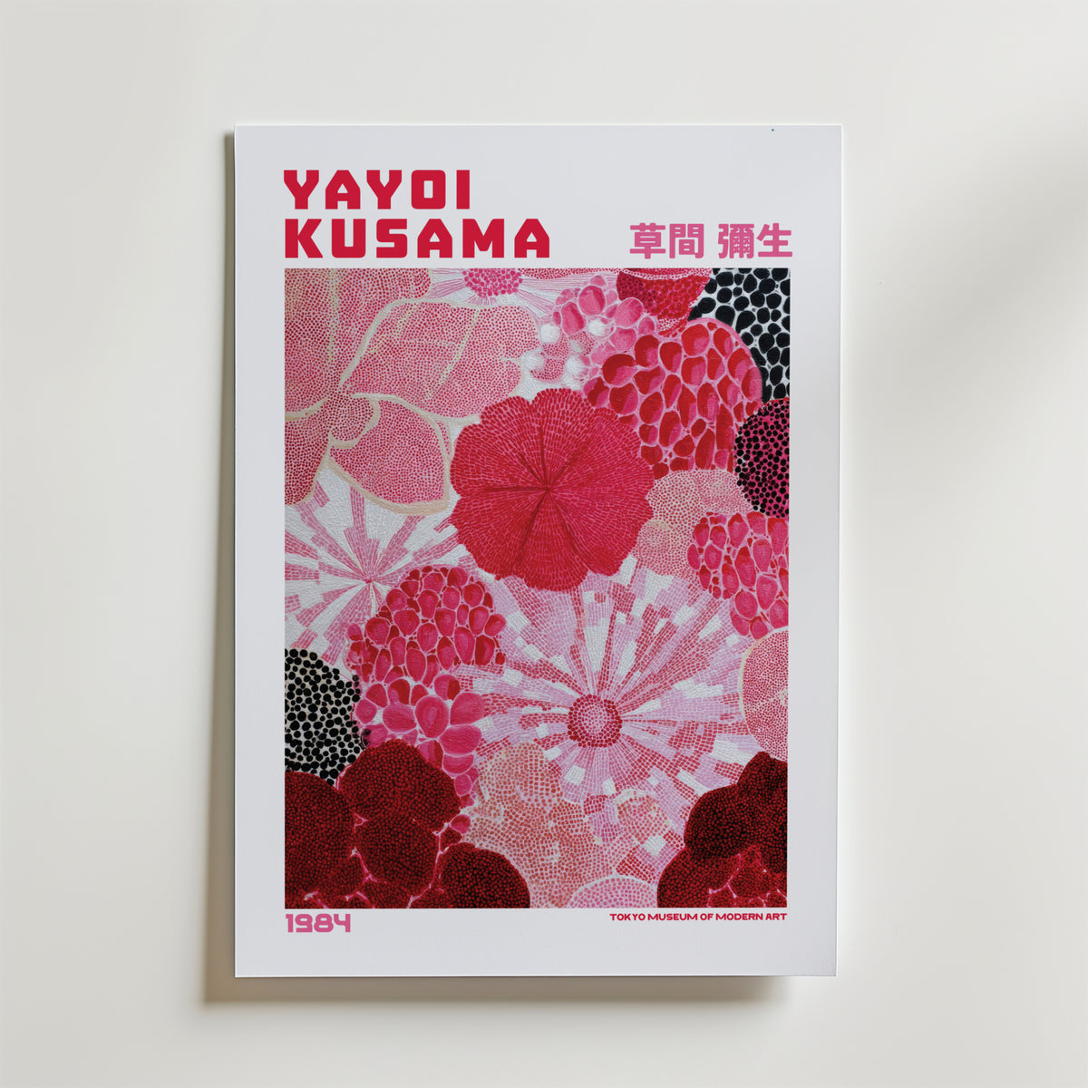 Mockup av Yayoi Kusama Blushing affisch på vägg – köp enkelt hos Bozetto i hög kvalitet
