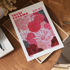 Väggmockup av Yayoi Kusama Blushing Petals affisch på ljus vägg – Bozetto konsttryck