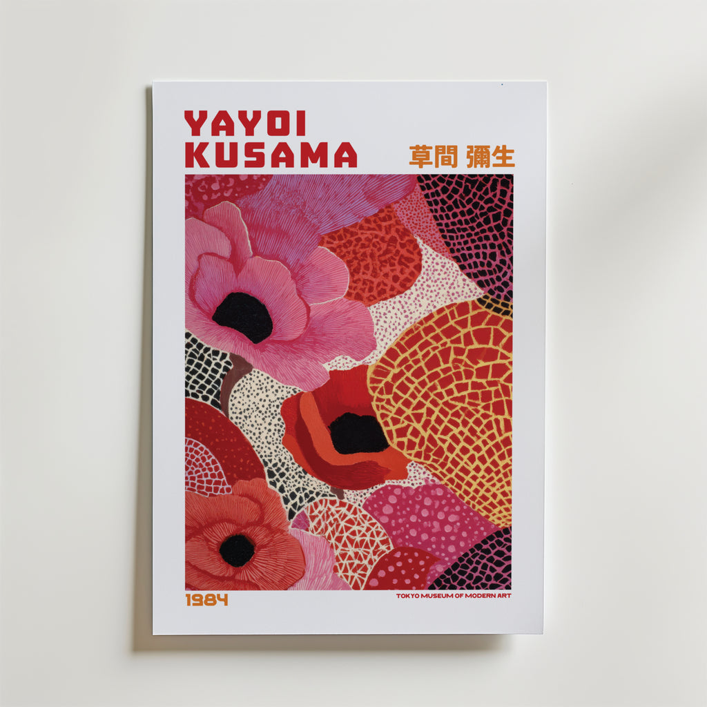 Mockup av Yayoi Kusama Scarlet Petals affisch på vägg – köp enkelt hos Bozetto i hög kvalitet