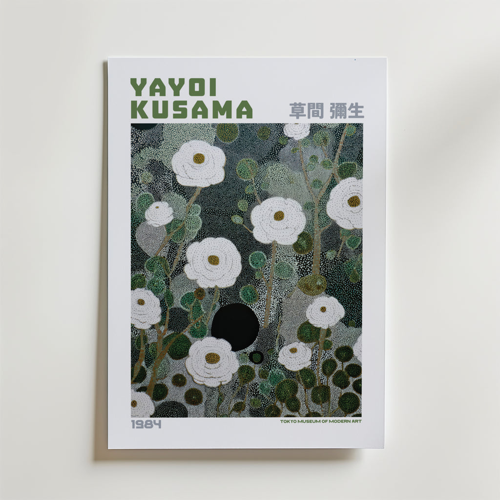 Mockup av Yayoi Kusama White Bloom affisch på vägg – köp enkelt hos Bozetto i hög kvalitet