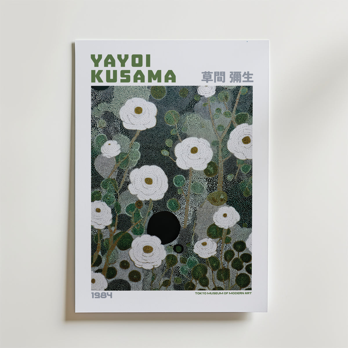 Mockup av Yayoi Kusama White Bloom affisch på vägg – köp enkelt hos Bozetto i hög kvalitet