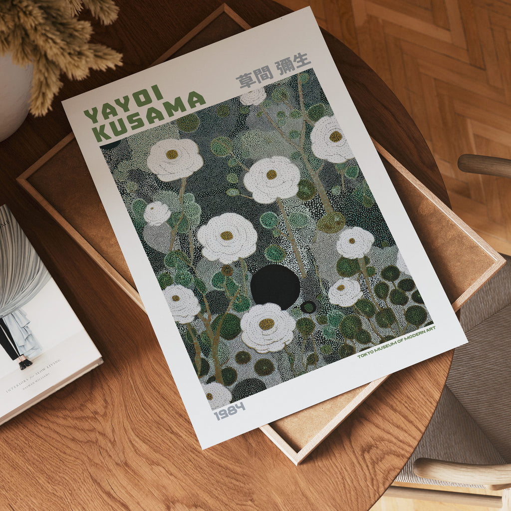 Yayoi Kusama White Bloom poster visualiserad på vägg – från Bozetto i hög kvalitet