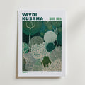 Mockup av Yayoi Kusama Emerald Canopy affisch på vägg – köp enkelt hos Bozetto i hög kvalitet