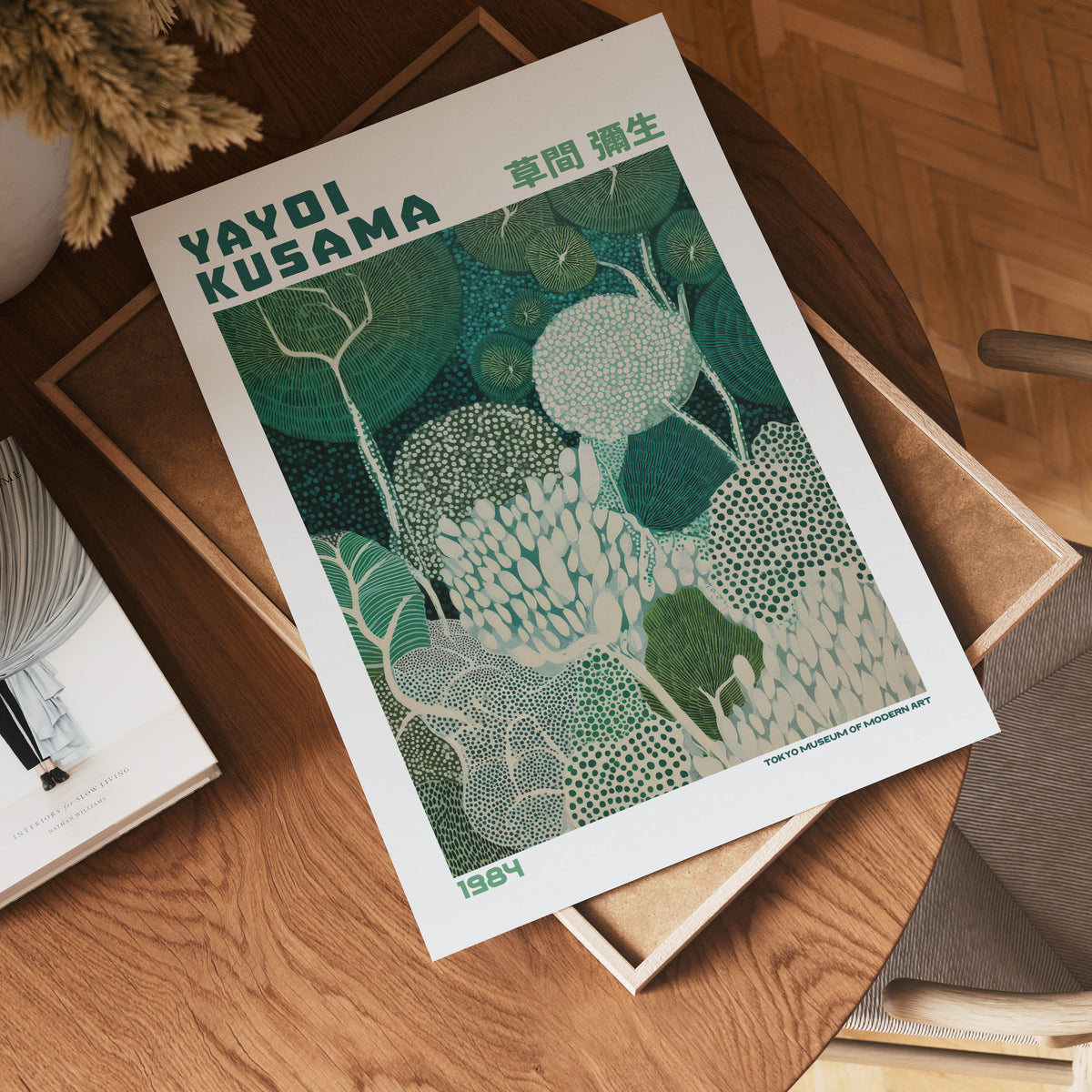 Yayoi Kusama Emerald Canopy poster visualiserad på vägg – från Bozetto i hög kvalitet