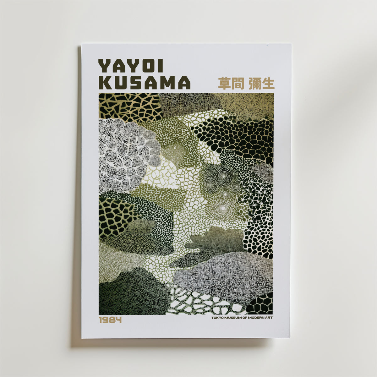 Mockup av Yayoi Kusama Whispering affisch på vägg – köp enkelt hos Bozetto i hög kvalitet