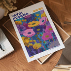 Yayoi Kusama Vivid Meadow poster visualiserad på vägg – från Bozetto i hög kvalitet