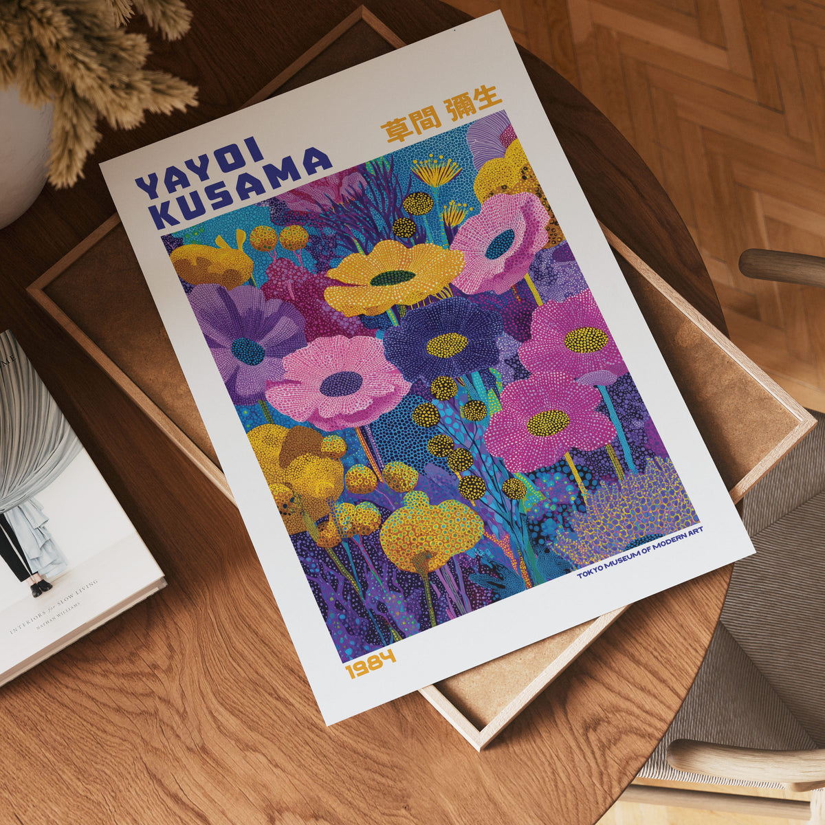 Yayoi Kusama Vivid Meadow poster visualiserad på vägg – från Bozetto i hög kvalitet