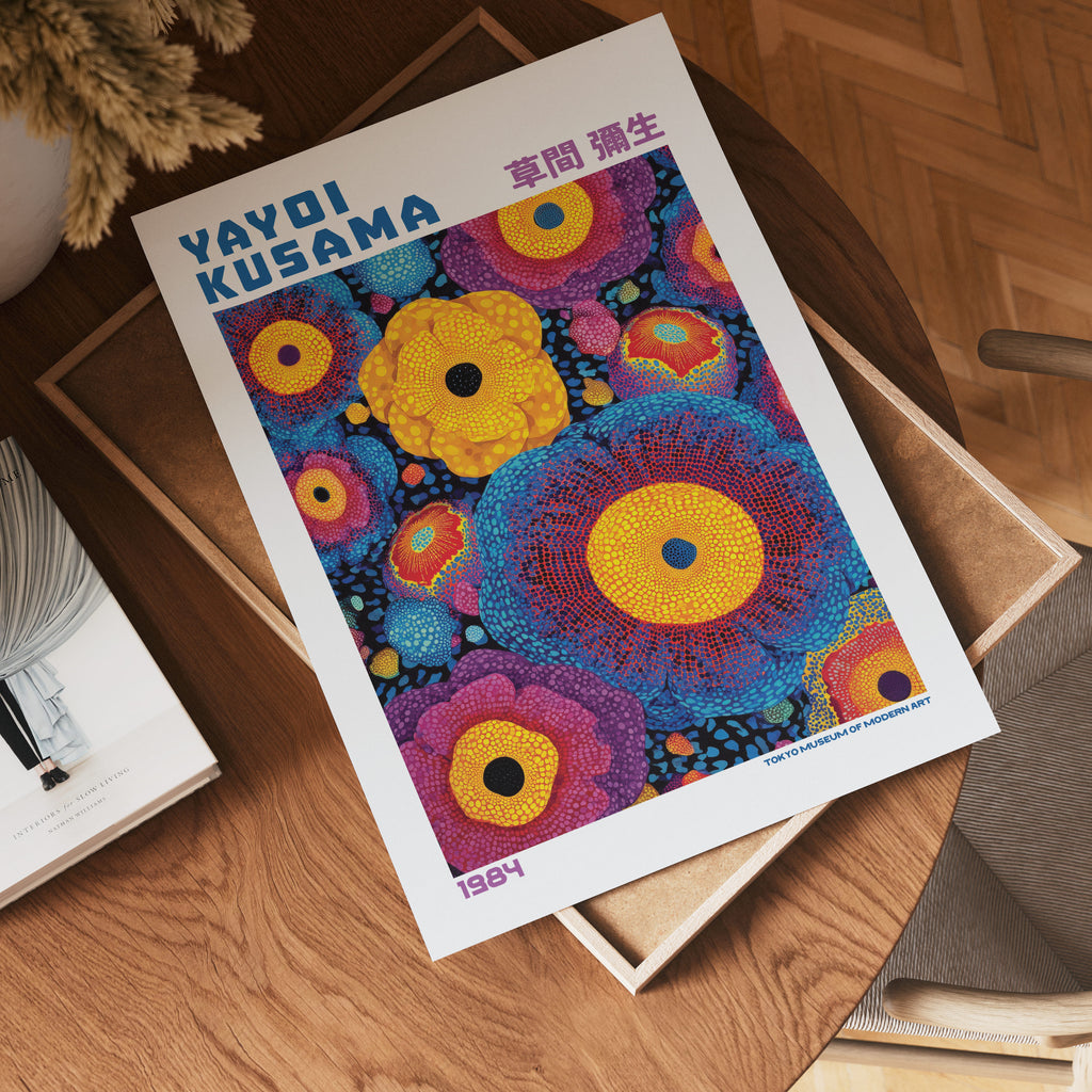 Yayoi Kusama Radiant Garden poster visualiserad på vägg – från Bozetto i hög kvalitet