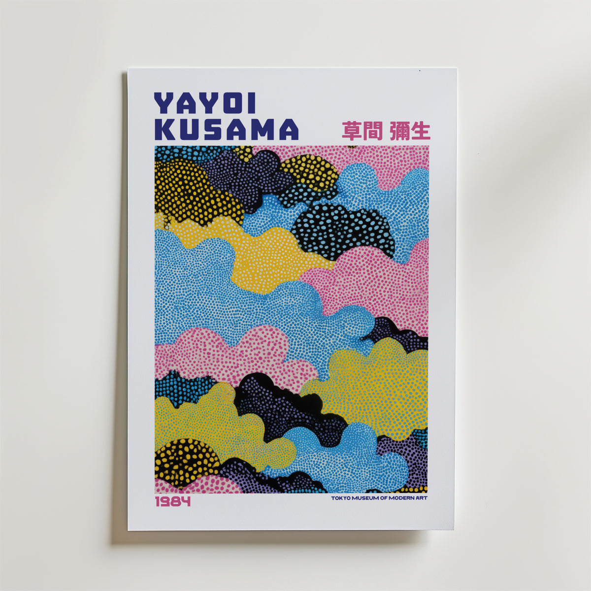 Mockup av Yayoi Kusama Cotton Candy affisch på vägg – köp enkelt hos Bozetto i hög kvalitet