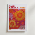 Mockup av Yayoi Kusama Blooming affisch på vägg – köp enkelt hos Bozetto i hög kvalitet