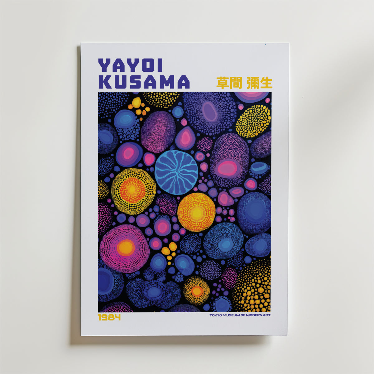 Mockup av Yayoi Kusama Radiant Dots affisch på vägg – köp enkelt hos Bozetto i hög kvalitet