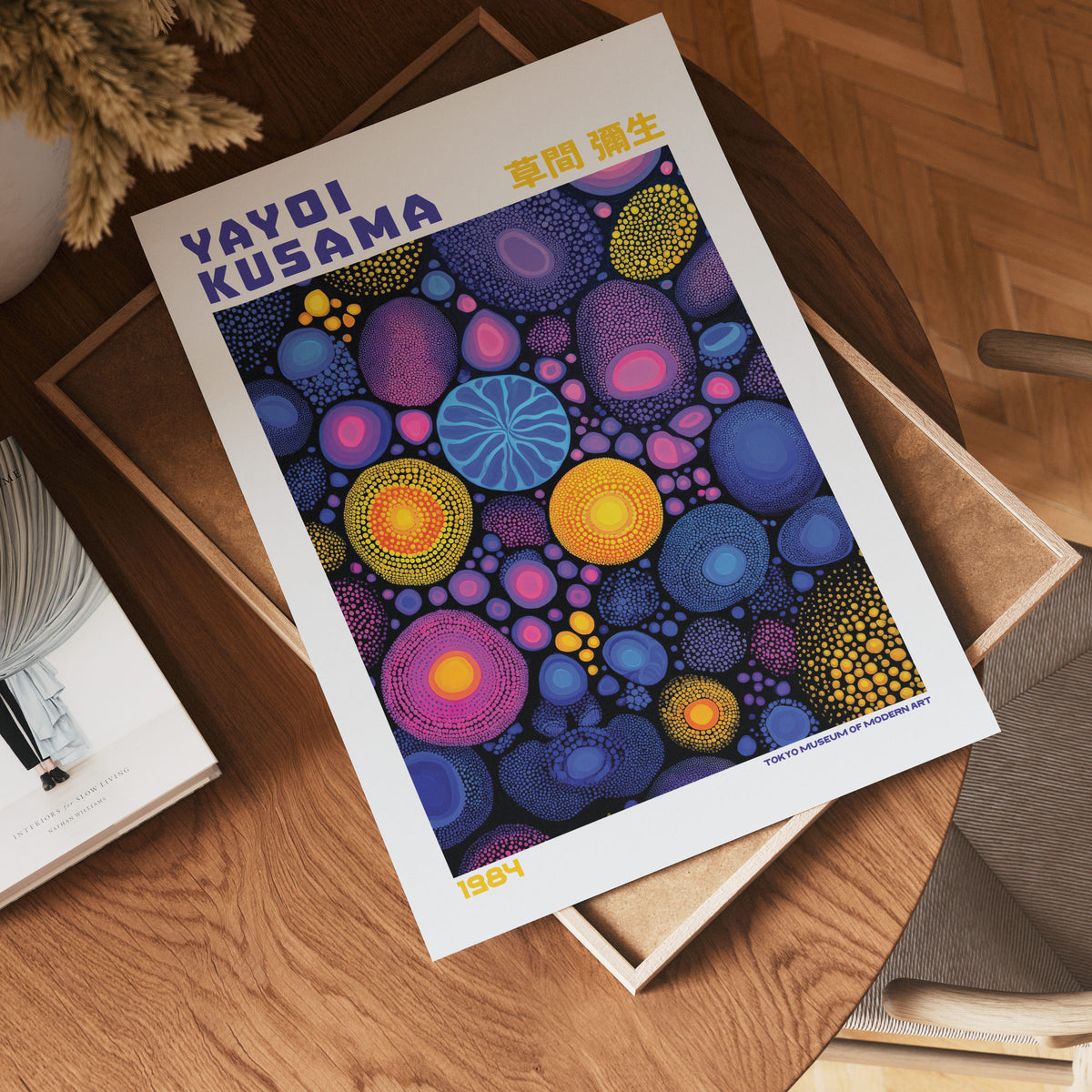 Yayoi Kusama Radiant Dots poster visualiserad på vägg – från Bozetto i hög kvalitet