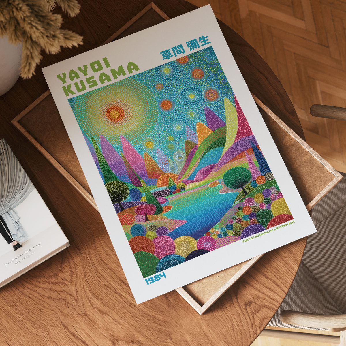 Yayoi Kusama Radiant Garden poster visualiserad på vägg – från Bozetto i hög kvalitet