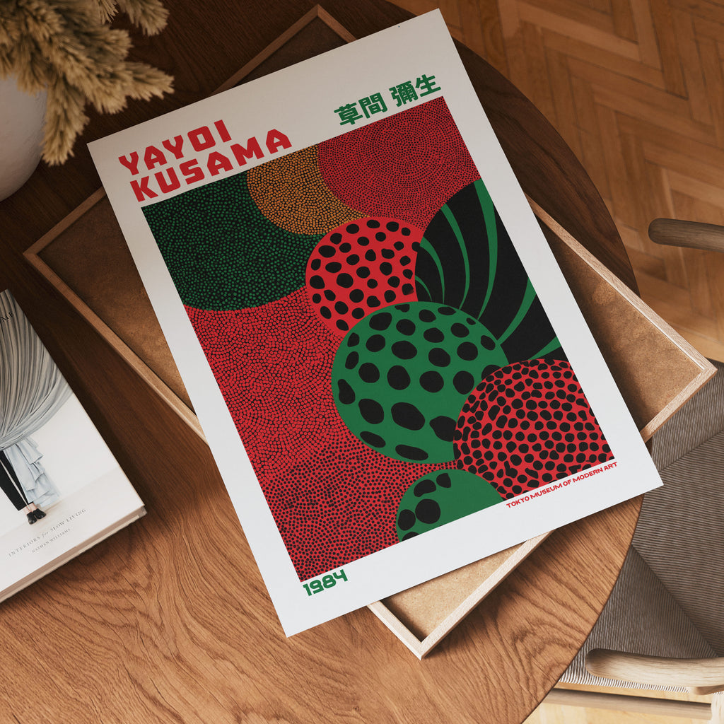 Yayoi Kusama Emerald Pulse poster visualiserad på vägg – från Bozetto i hög kvalitet