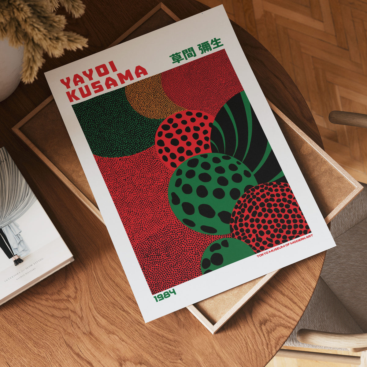 Yayoi Kusama Emerald Pulse poster visualiserad på vägg – från Bozetto i hög kvalitet