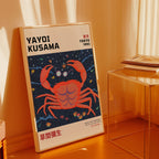 Yayoi Kusama Cosmic Crab poster visualiserad i inredning – Bozetto affisch